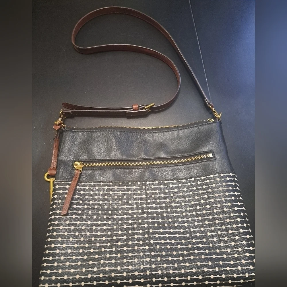 Fossil Fiona Trendy Urban Black and Cream Crossbody Bag  Size 11